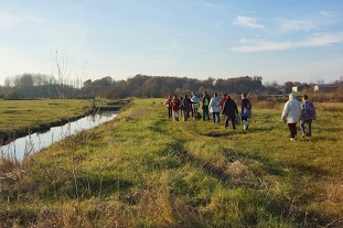 c'est un ancien chemin rural qui longe le canal.