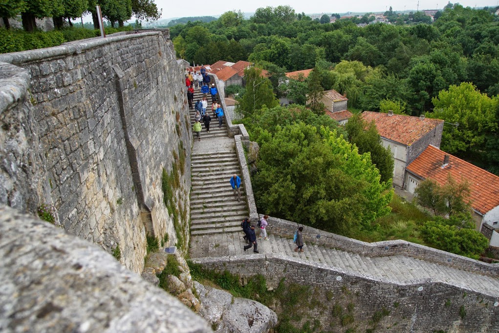 nous, c'est par l'escalier...