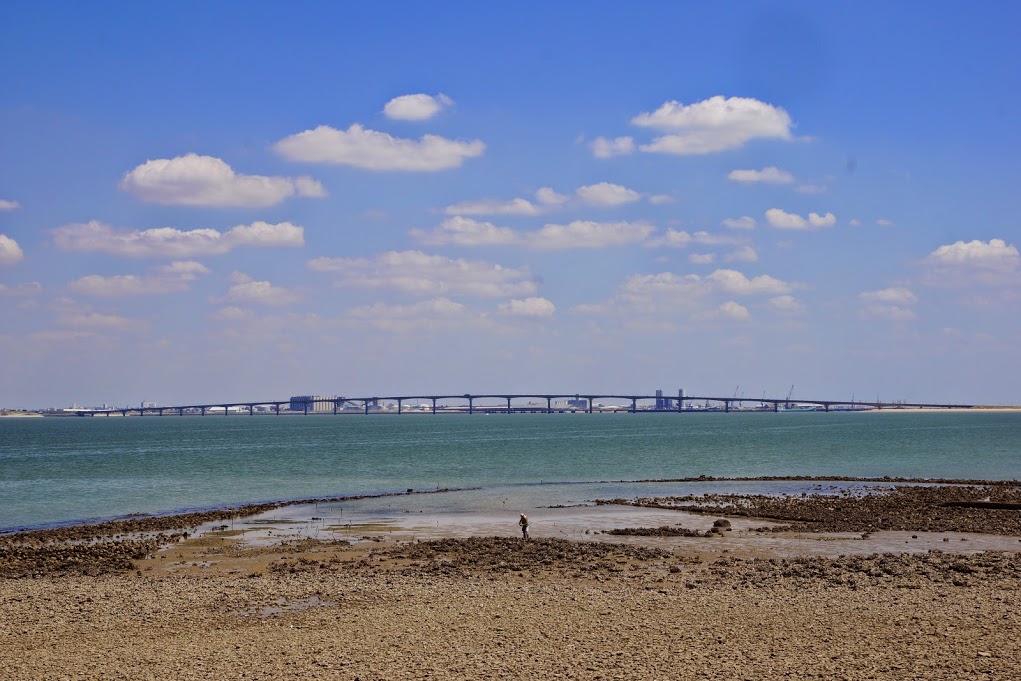 à l'horizon, le pont...