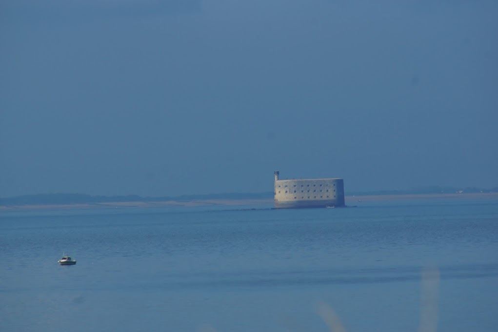 et en mer, le voisin, Fort Boyard