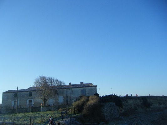 ancienne ferme au bord de la falaise