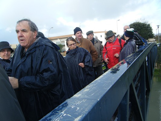 sur le pont, avec notre guide !