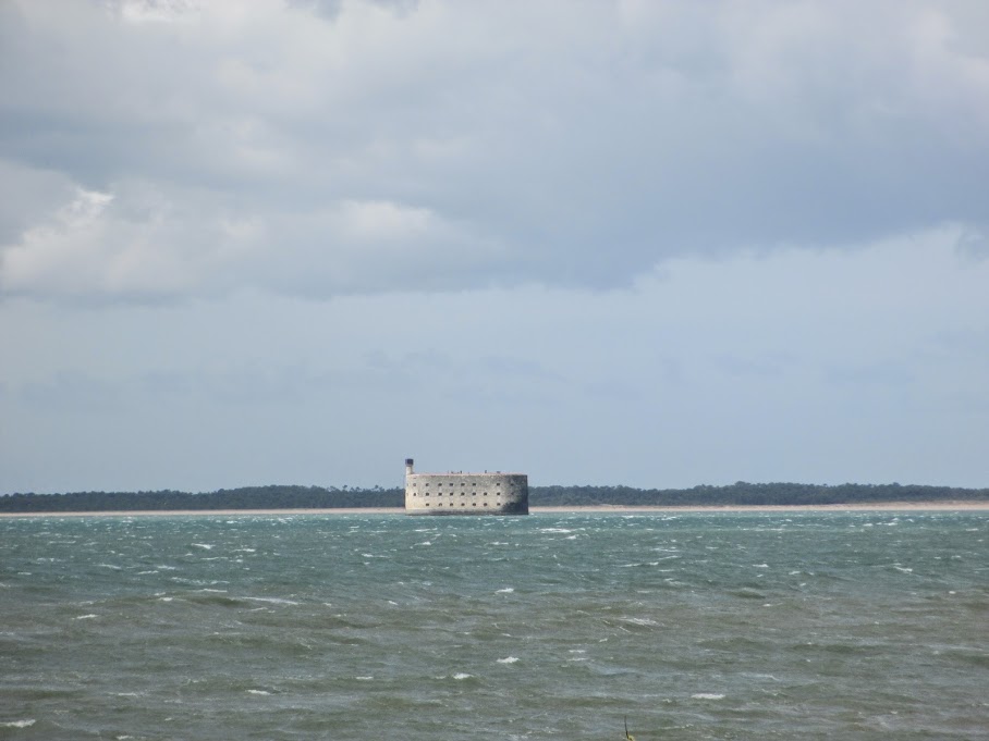 au loin, le fort Boyard...